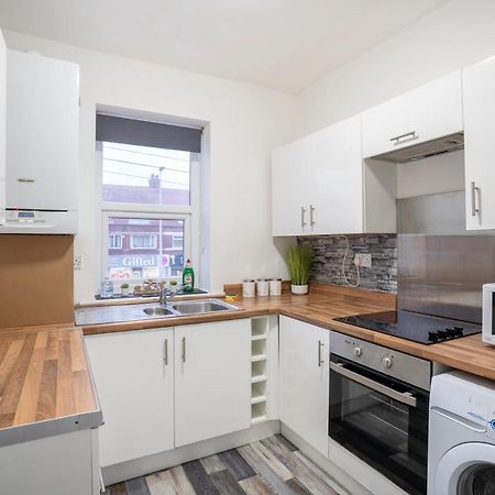 Quiet Neighborhood-Free Parking Apartment Blackpool Bagian luar foto
