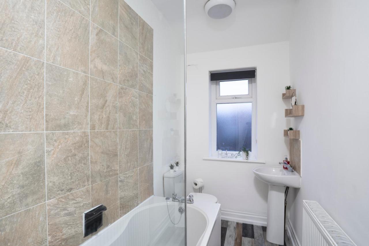 Quiet Neighborhood-Free Parking Apartment Blackpool Bagian luar foto