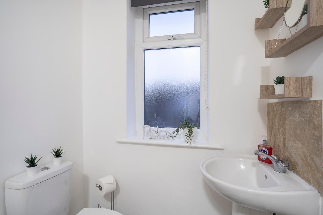 Quiet Neighborhood-Free Parking Apartment Blackpool Bagian luar foto