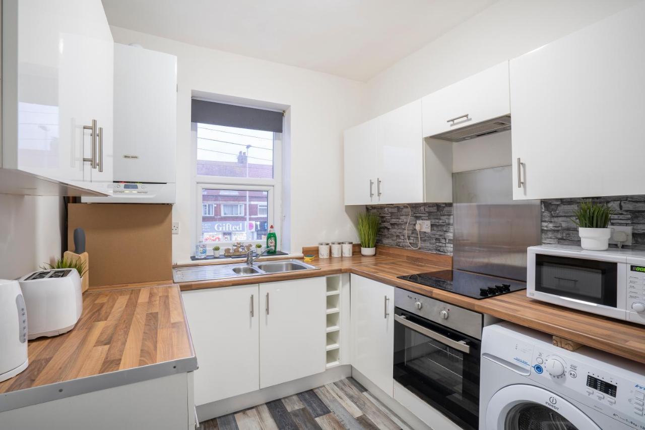 Quiet Neighborhood-Free Parking Apartment Blackpool Bagian luar foto