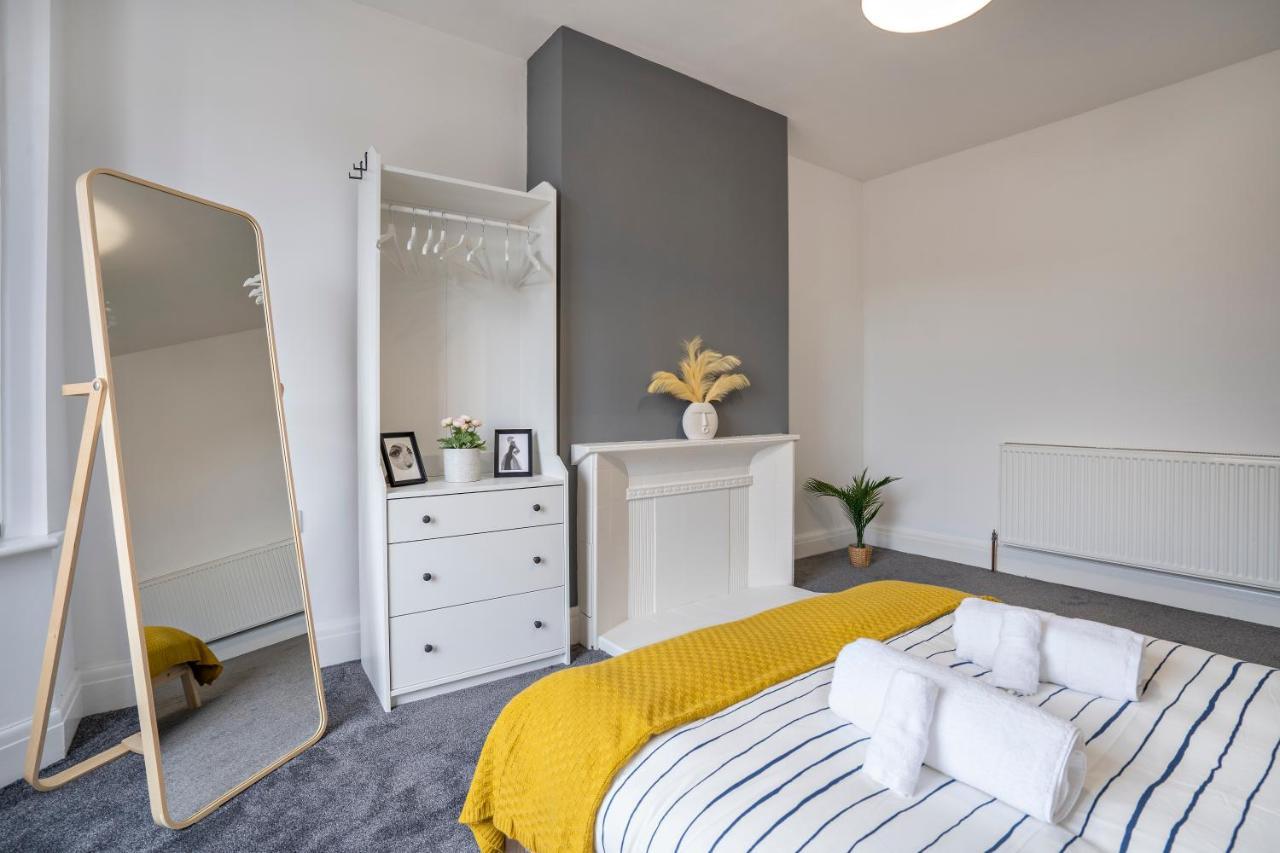 Quiet Neighborhood-Free Parking Apartment Blackpool Bagian luar foto